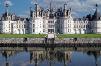 Relationship Between the Louvre and French Royal History