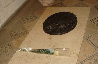 Where is leonardo da vinci's grave