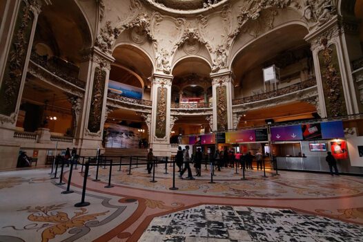 What is inside the Palais de la Découverte