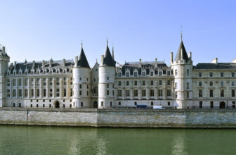 what is inside the Conciergerie museum paris