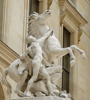 What are the must-see sculptures in the Louvre Museum
