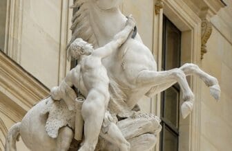 What are the must-see sculptures in the Louvre Museum
