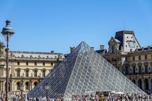 What is the architectural significance of the Louvre Pyramid?