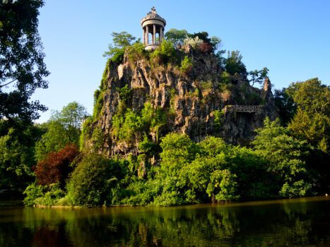 What is Parc des Buttes Chaumont famous for