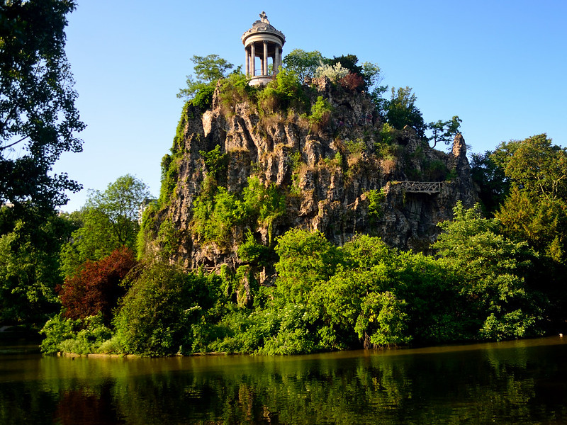 What is Park of the Buttes Chaumont famous for What is Park of the Buttes Chaumont famous for