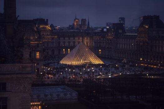 How do you avoid crowds at the Louvre