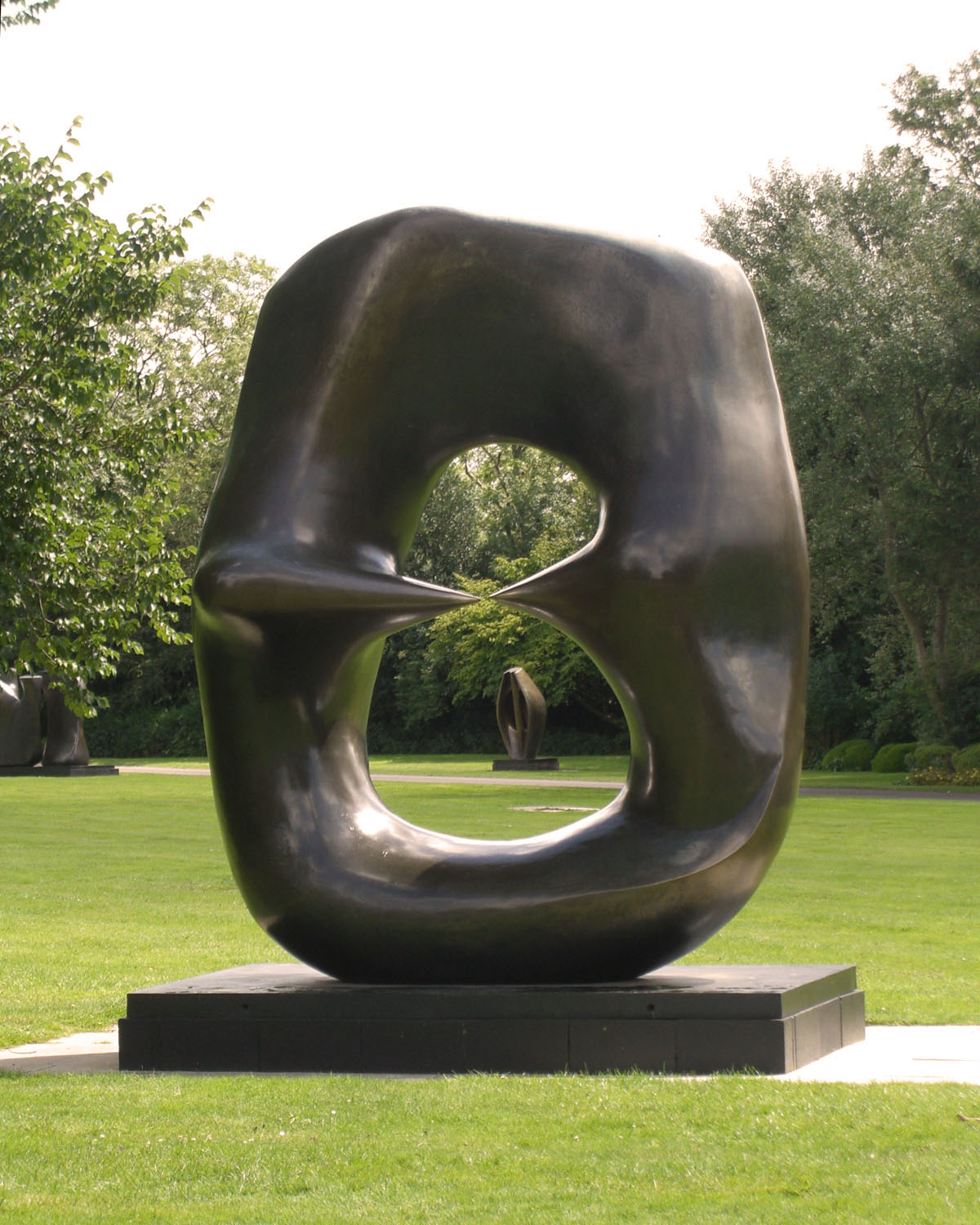 Touching the Timeless Henry Moore’s Shiny Figures Touching the Timeless Henry Moore’s Shiny Figures