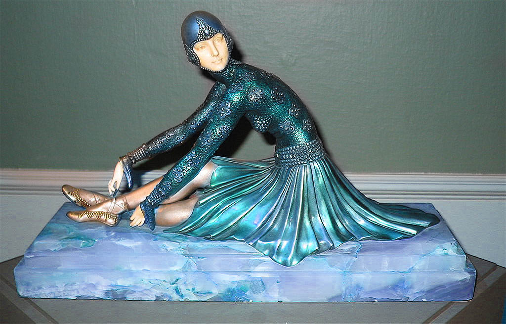 How to Choose the Perfect Decorative Sculpture for Your Home How to Choose the Perfect Decorative Sculpture for Your Home